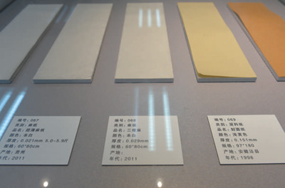 南京图书馆展示的用于古籍修复的不同年份和材质的纸张。