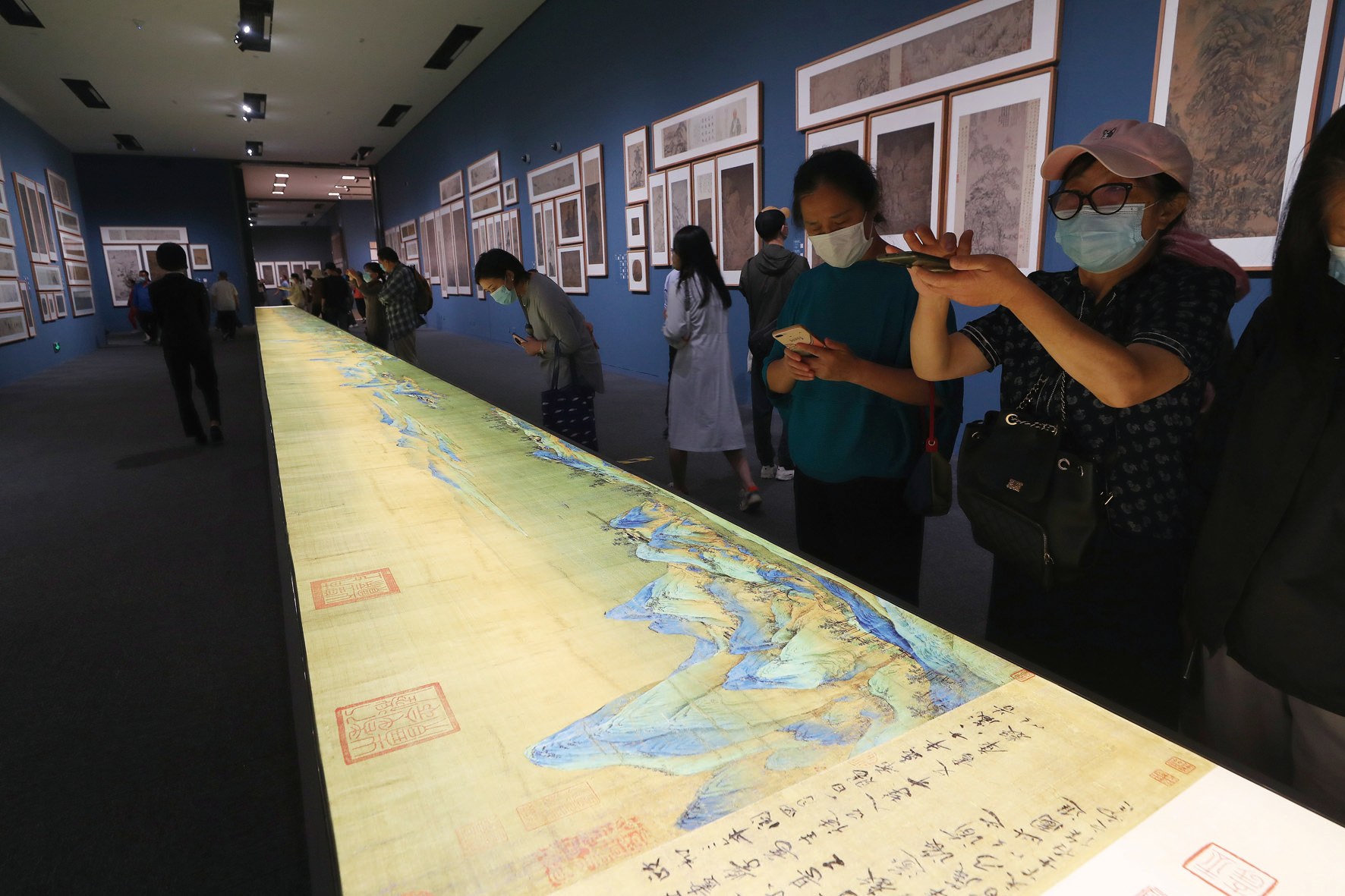在“盛世修典——‘中国历代绘画大系’成果展”中通过数字技术修复呈现的《千里江山图》   本报记者 卢 旭 摄