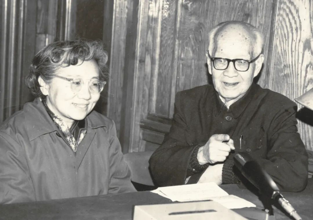 “故事奶奶”康瑛（左）和“故事爷爷”孙敬修（右）为《小喇叭》录制节目。