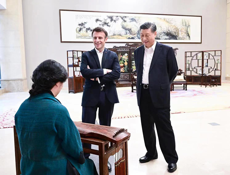 2023年4月7日下午，习近平主席在广东省广州市松园同法国总统马克龙举行非正式会晤。这是两国元首在白云厅欣赏古琴演奏。