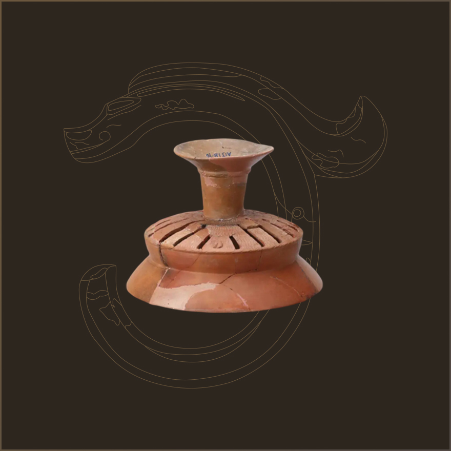 陶熏炉器盖，口径11.7厘米、高8.4厘米、柄孔径2.33厘米|现藏于辽宁省文物考古研究院