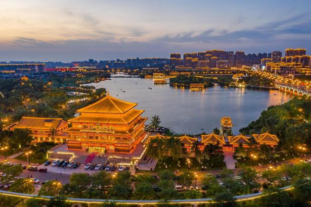 图3涵盖夜跑线路的西安曲江池遗址公园