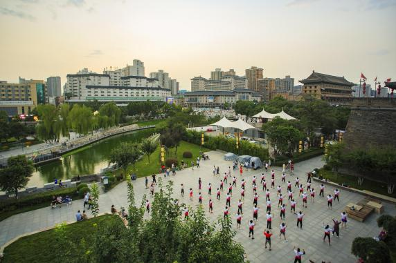 图5居民们正在参与健身操舞活动