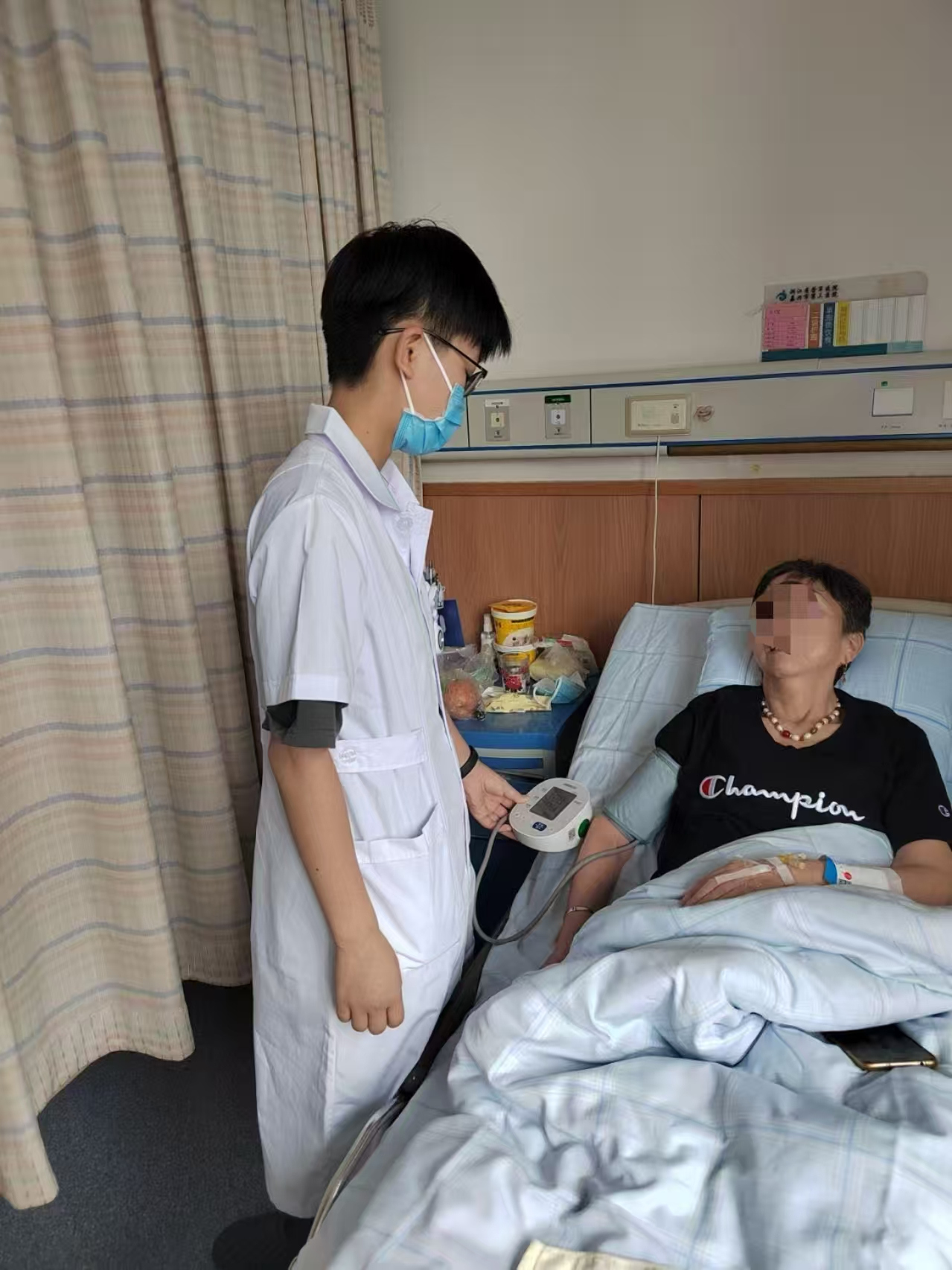 图为嘉兴大学护理学“中本一体化”班学生在医院临床实践。嘉兴大学供图
