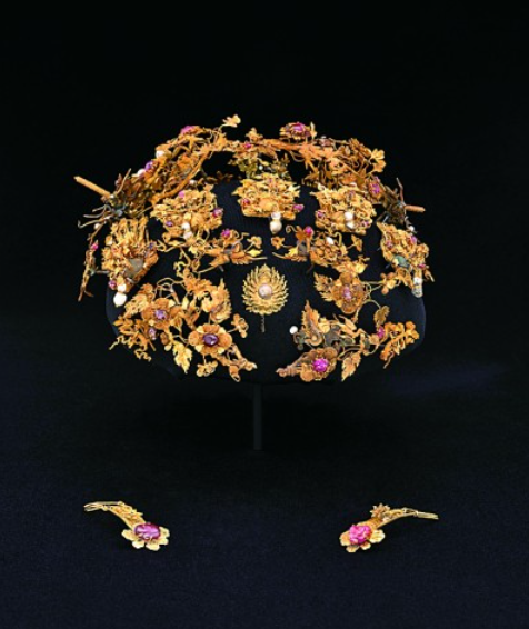宋代头饰，材质为金、铁、红宝石、珍珠，工艺可见花丝镶嵌