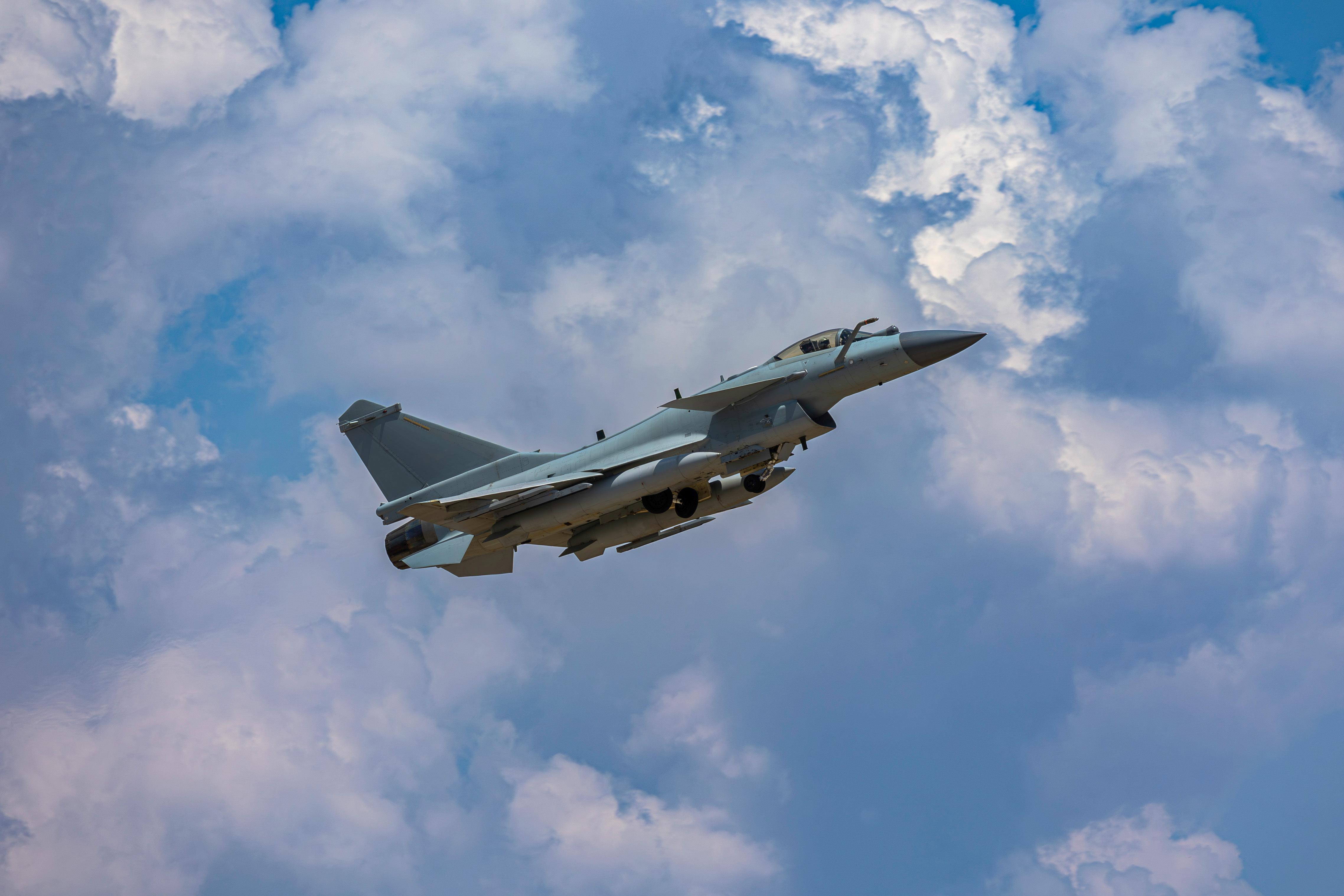 战鹰沐浴霞光划破长空 直击昼间空战现场