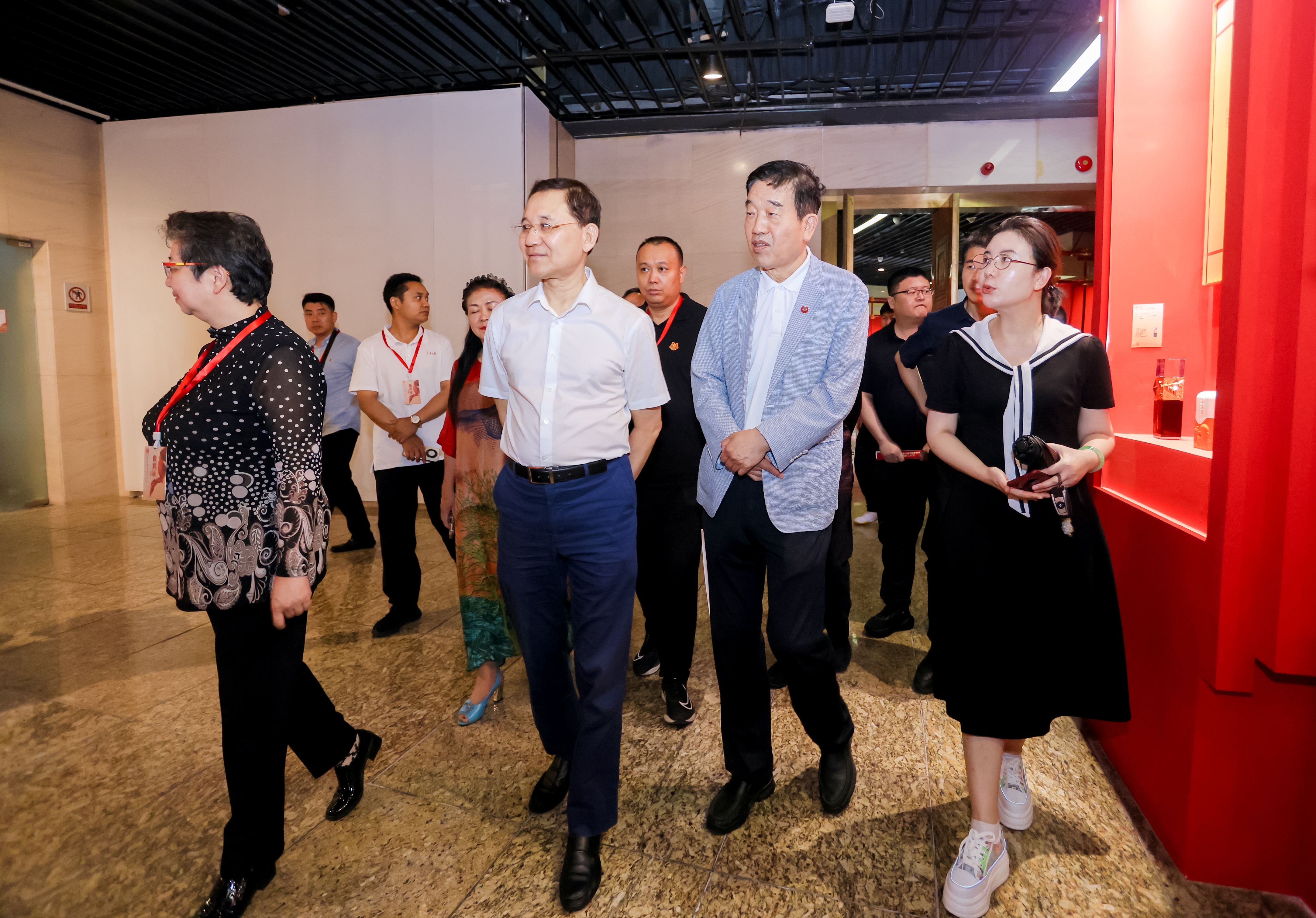嘉宾参观展览
