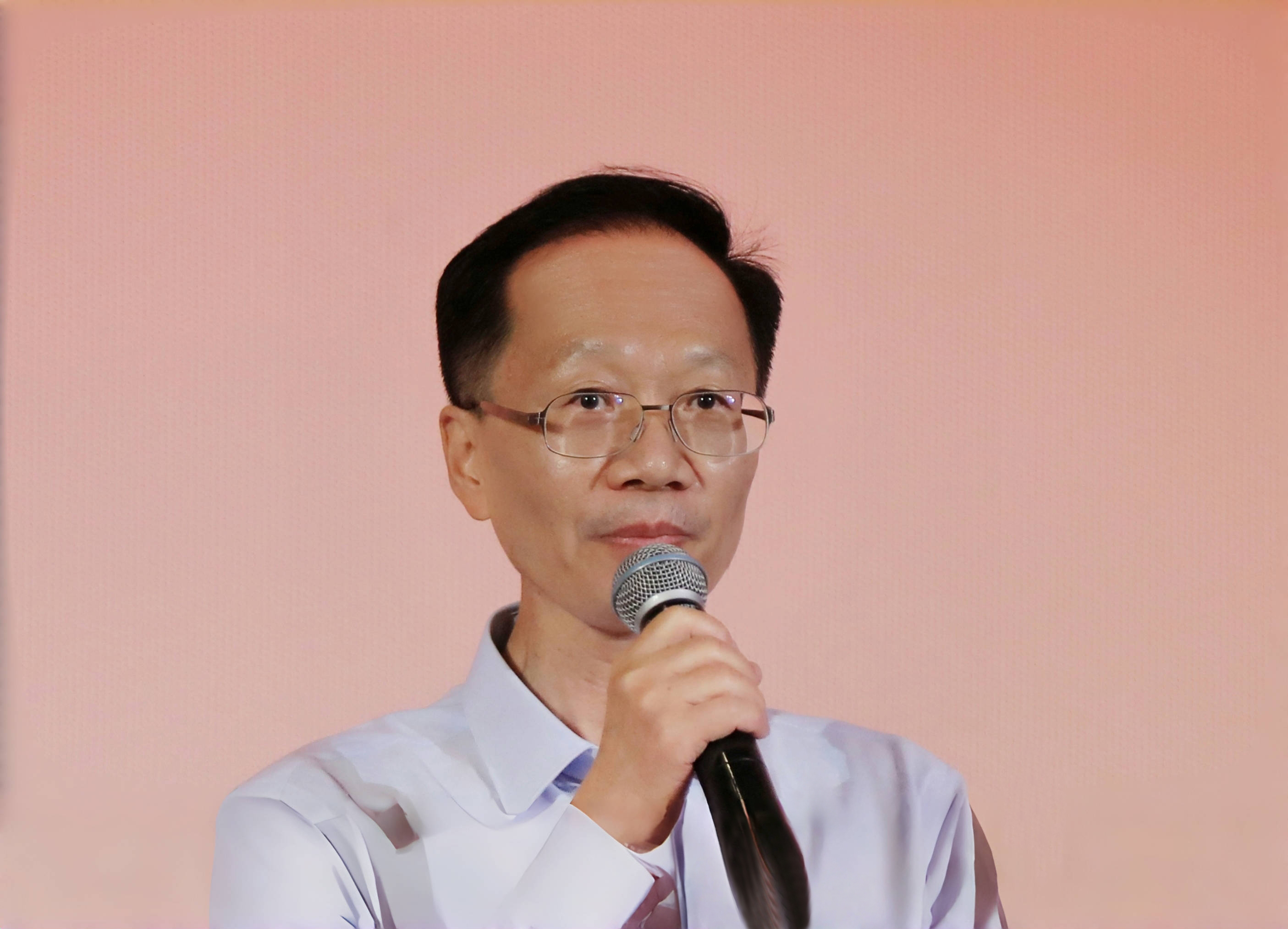 中华全国总工会副主席、书记处书记、党组成员魏地春宣布展览开幕