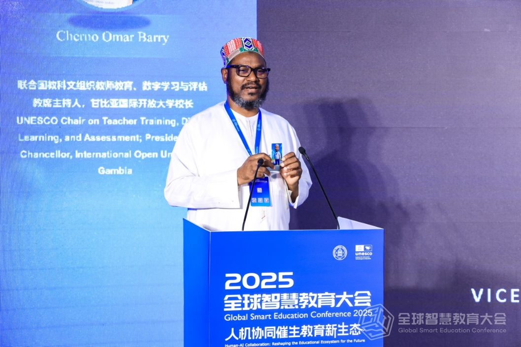 甘比亚国际开放大学校长切尔诺·奥马尔·巴里（Cherno Omar Barry）