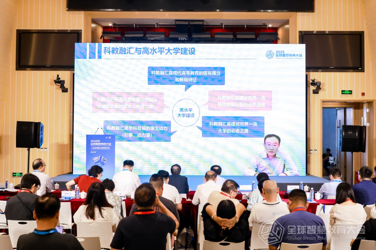 中国产学研合作促进会常务副会长雷朝滋