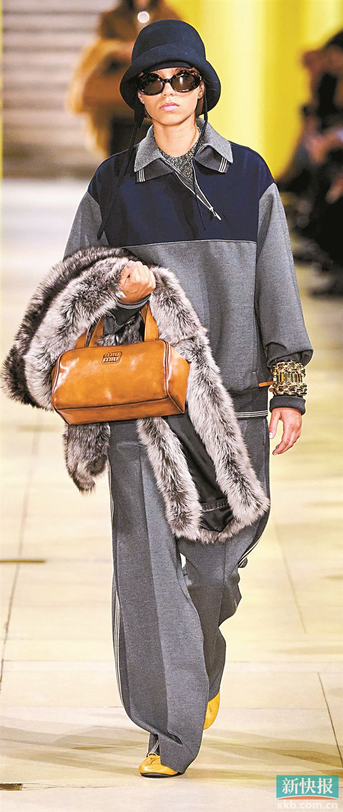 Polo领运动针织衫搭皮革、皮草或金属饰品等厚重单品更能营造高级质感。