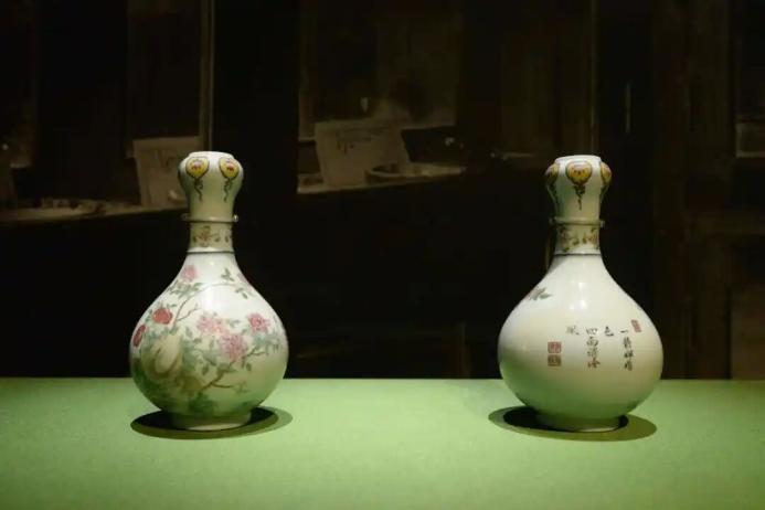清乾隆 珐琅彩花卉纹蒜头瓶（一对）