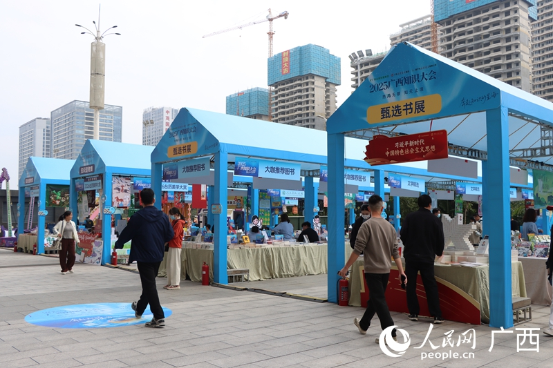 甄选书展现场。人民网 庞惠文摄