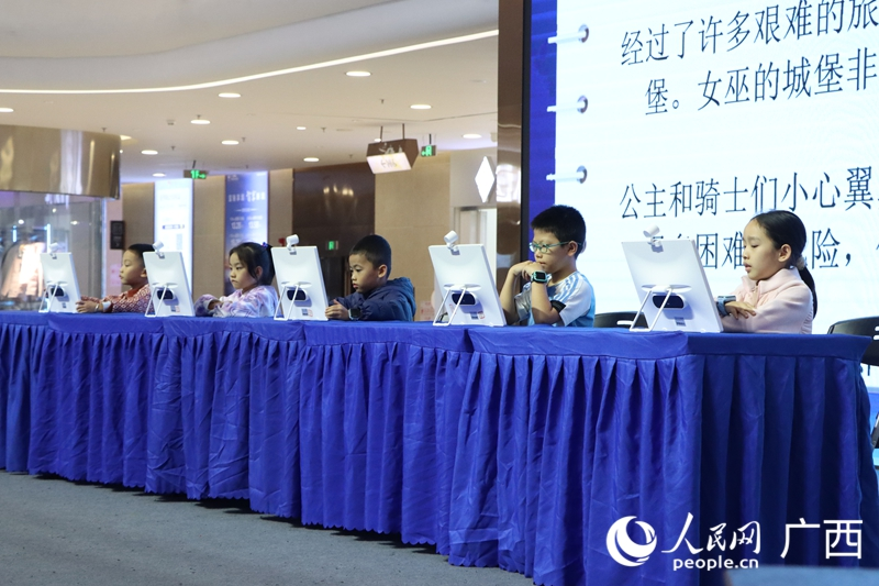 AI智慧速度挑战赛比拼现场。人民网 庞惠文摄