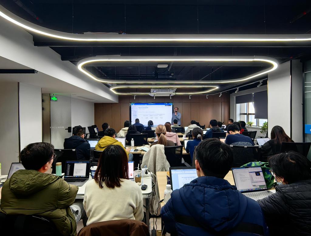 上海：人工智能训练师成为冉冉升起的新职业_新闻频道_央视网(cctv.com)