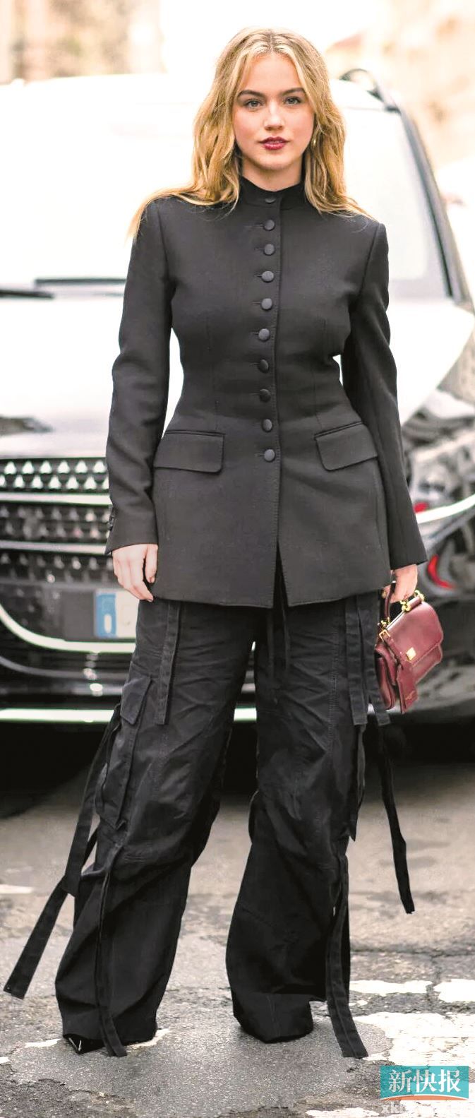 上紧下松，外松内紧，营造不费力的整体造型穿搭时髦感。