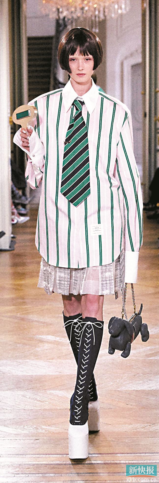 超长或超大比例的领带能削弱衬衫的板正感，也能成为整体造型的叛逆感来源。