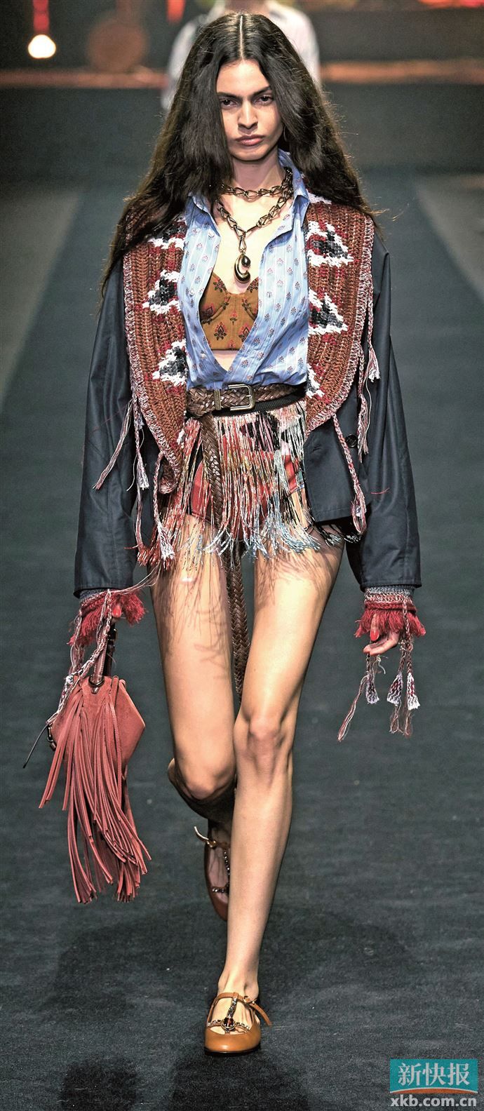 不同手工艺间的层叠形成层次呼应，让整体造型穿搭的花纹成为浪漫的具象表达