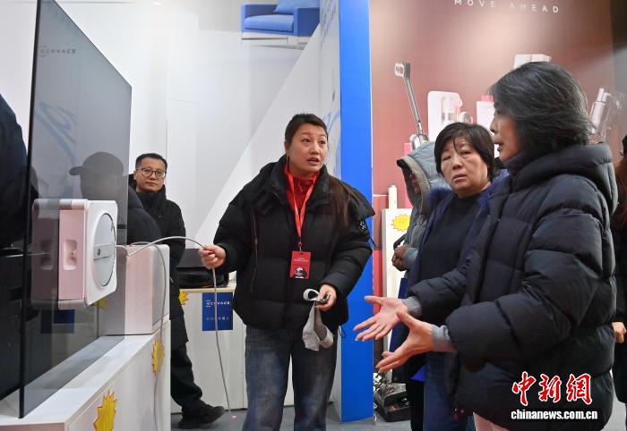 3月6日，吉林长春，消费者在选购擦玻璃机器人。　张瑶 摄