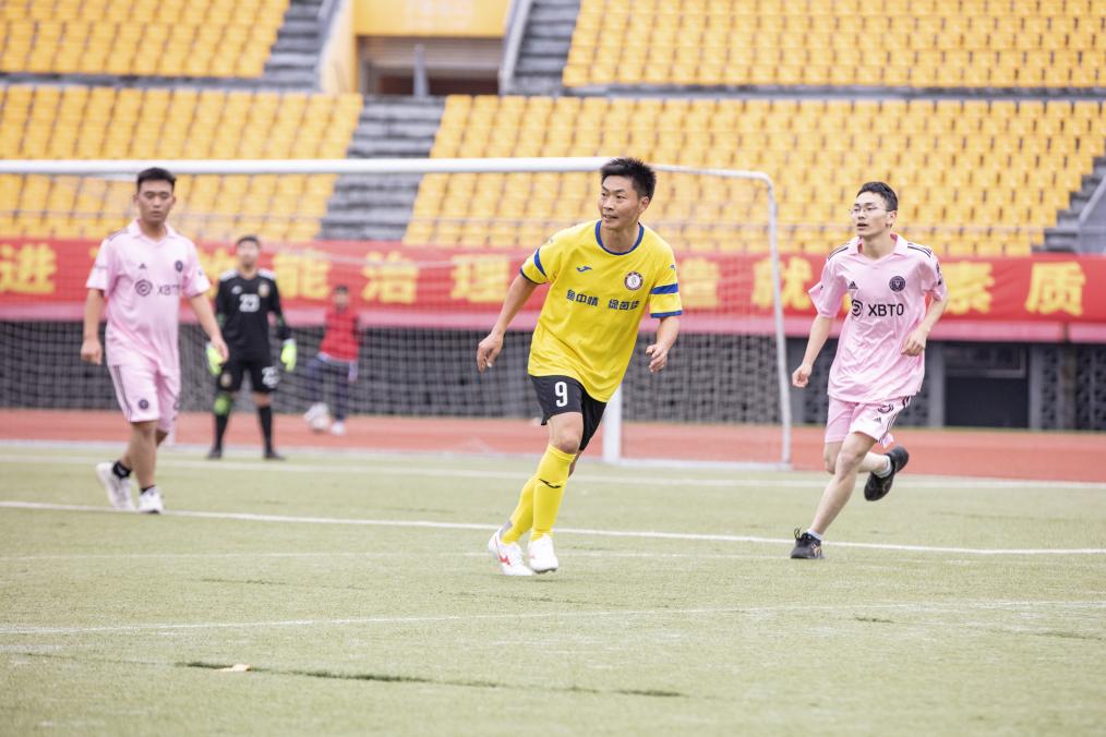 鱼洞中学秋季运动会上的师生足球赛