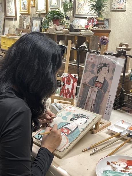 在朱俊峰开的非遗体验馆，顾客在临摹敦煌壁画的图片。受访者供图