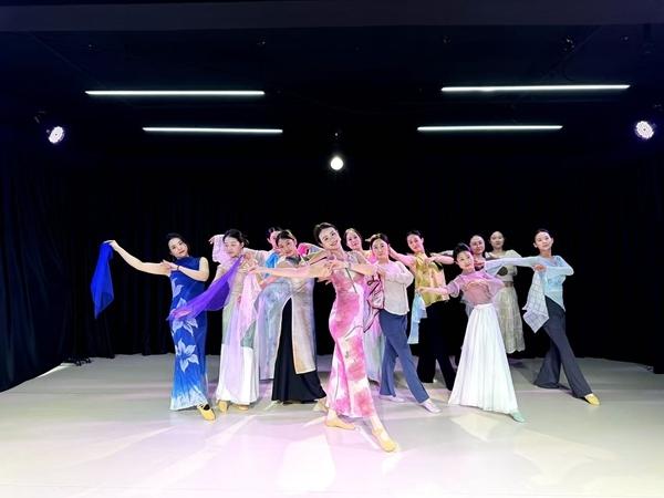 吴梦南带领学员们跳舞。受访者供图