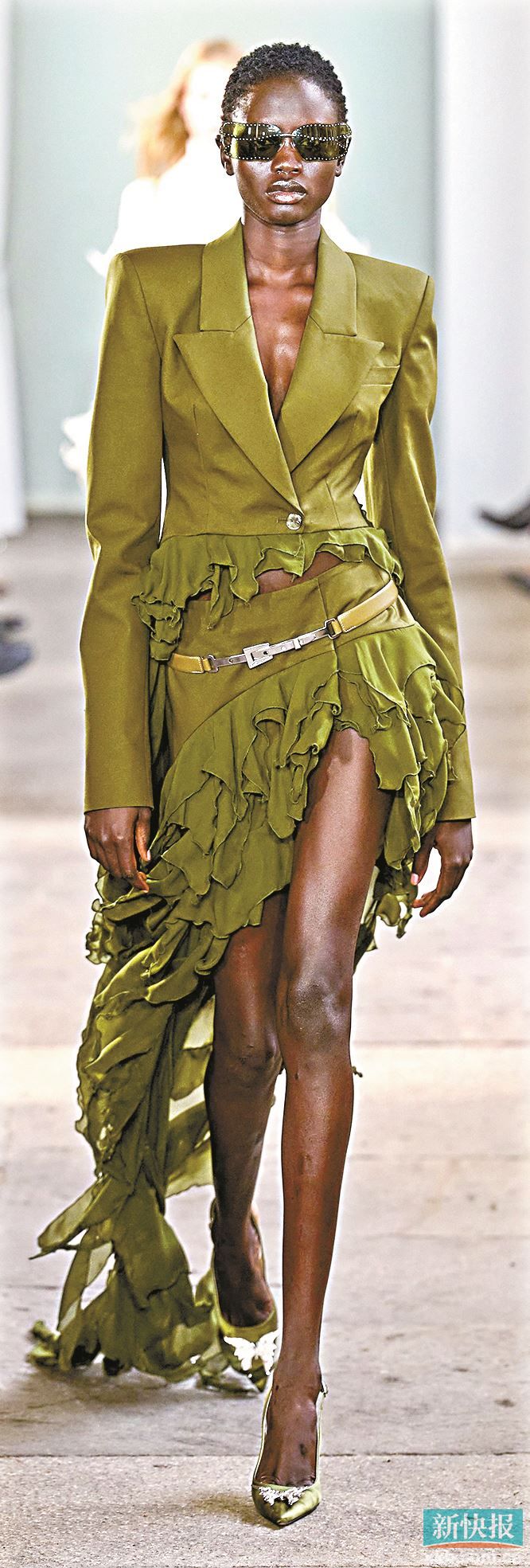 开衩设计的水母裙视觉上拉长身材比例，既有设计感，又进一步强化飘逸灵动。