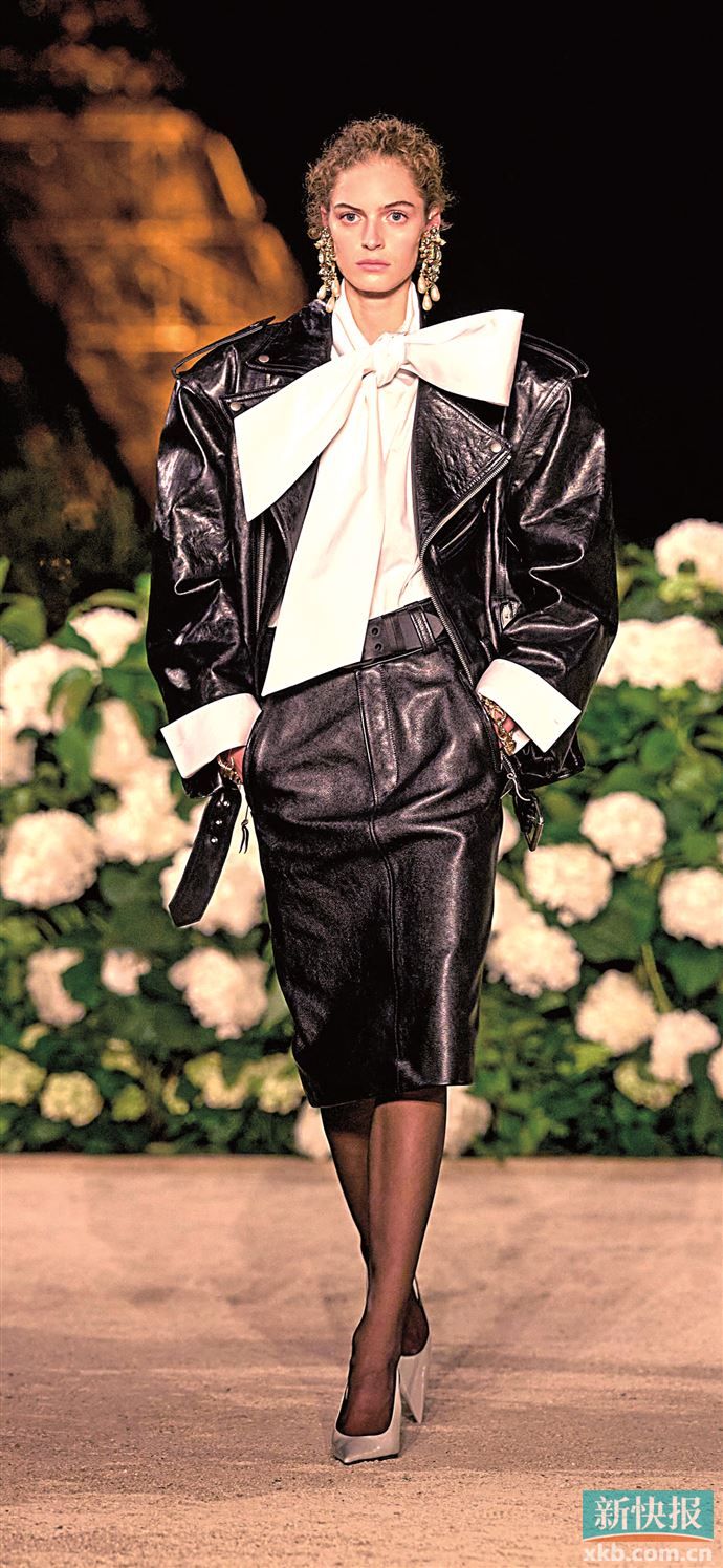 经典蝴蝶结在尺寸放大3~5倍后显得极具戏剧性，与极简风搭配，成为力量穿搭的点睛之笔。