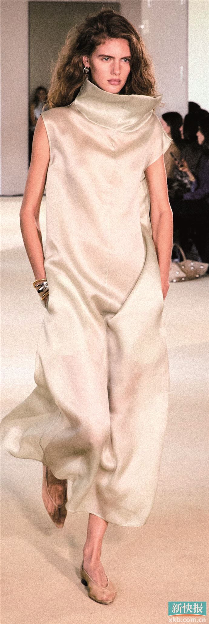 薄纱与绉缎赋予领口轻盈蓬松的形态，并借此延伸颈部线条。