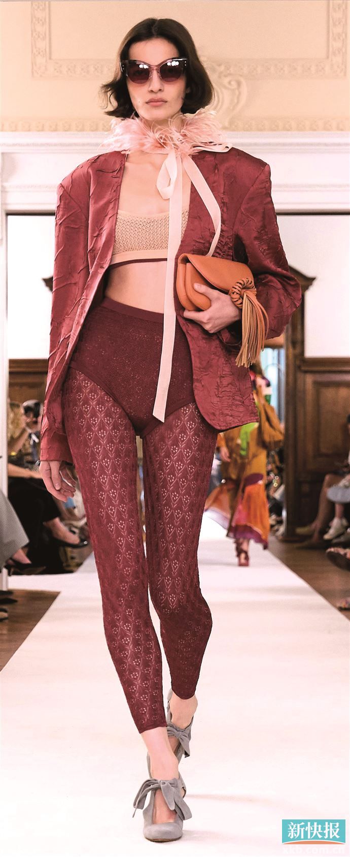 在柔软系带上加入羽毛、流苏等同样轻盈飘逸的元素，增加领间层次的同时也增加浪漫氛围。