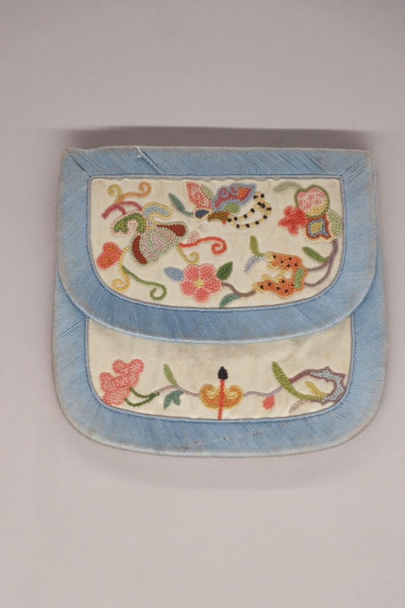 白缎三蓝（红绿黄）打籽绣&ldquo;五福临门、福寿三多&rdquo;花蝶纹双面钱荷包，时代：清晚期，地域、流派：北京