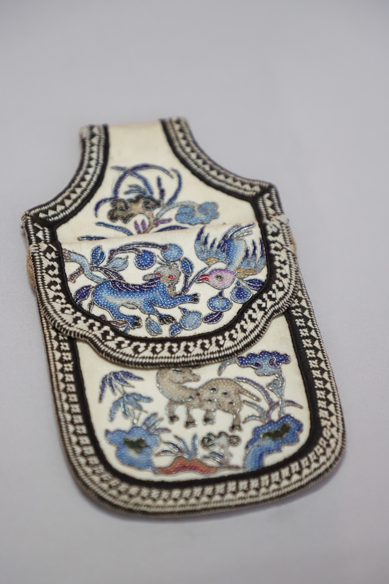 白缎地三蓝打籽绣盘银瑞兽珍禽纹单面钱荷包，时代：清中晚期，地域、流派：浙江