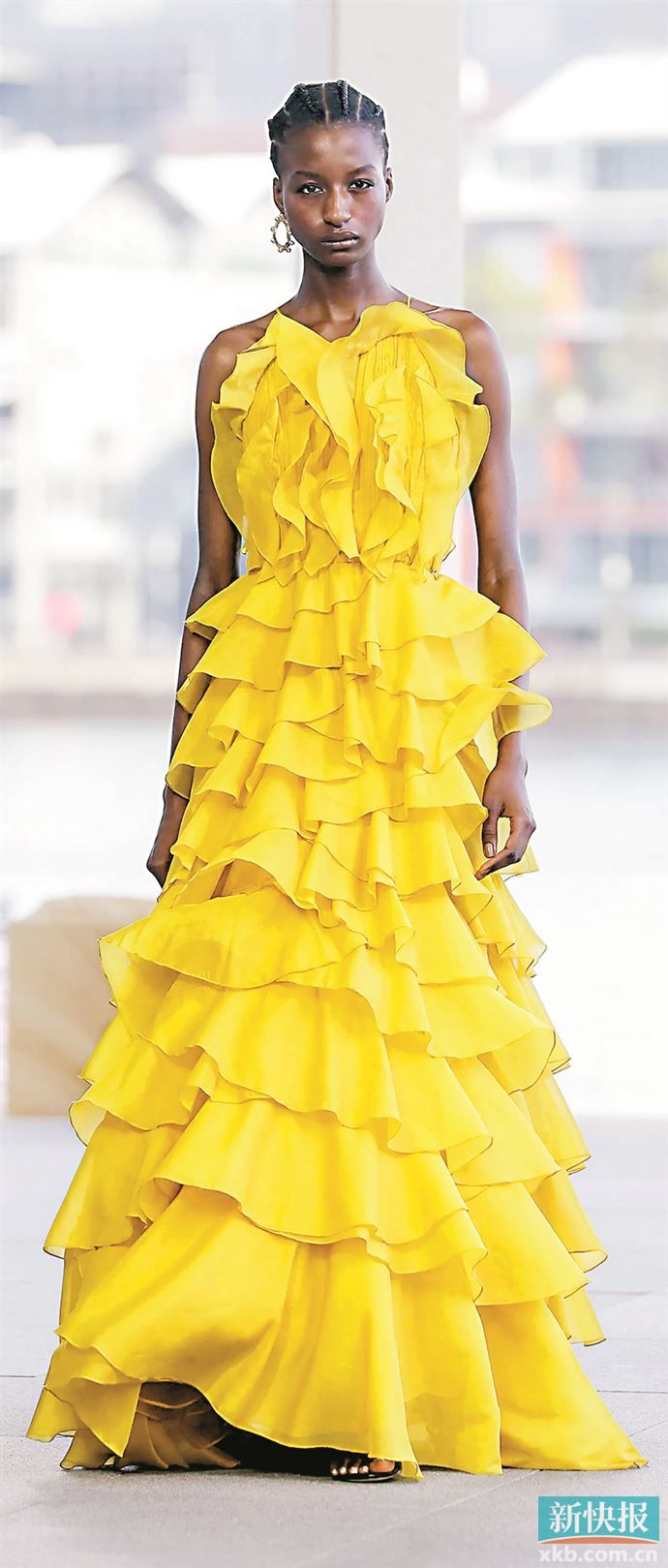 结合轻盈雪纺面料，行走时荷叶边随风而动如瀑布般潺潺流淌。