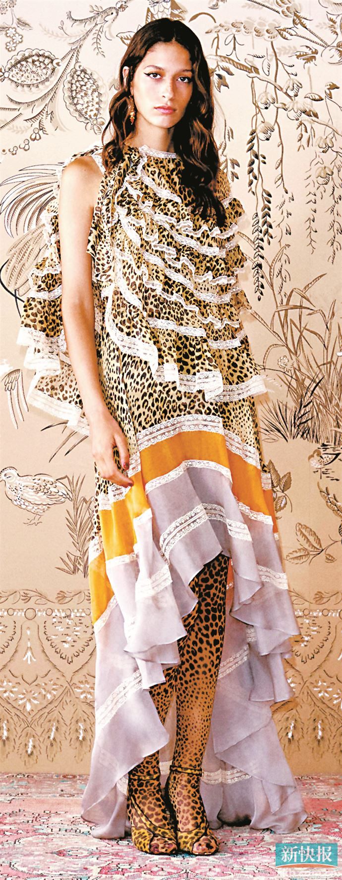 拼接蕾丝的荷叶边设计增加了下摆轮廓，让裙子显得更加富有设计感。