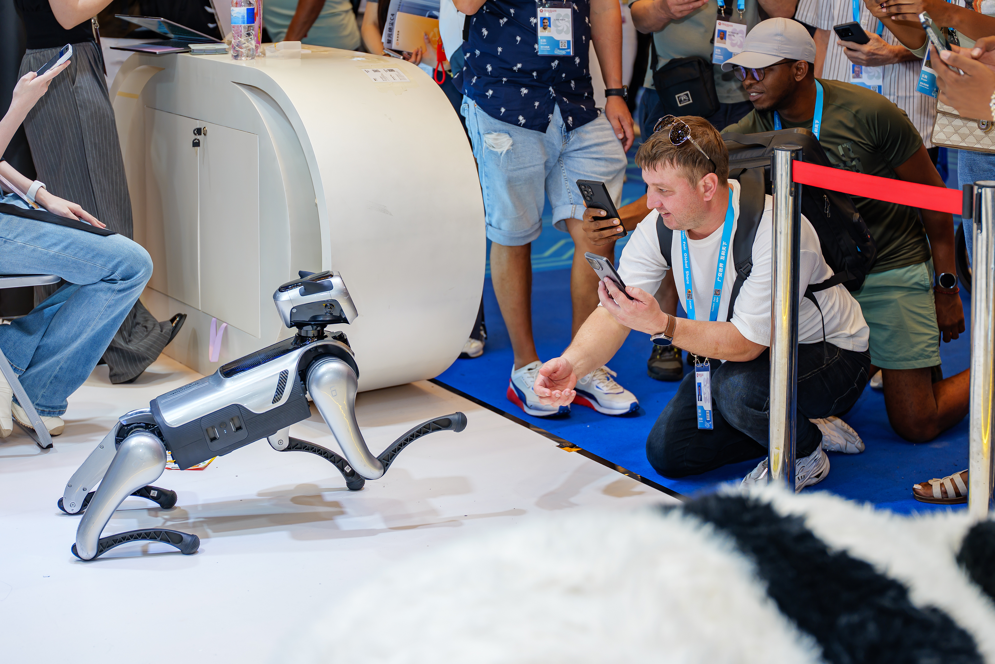2026年4月19日，广州，第139届广交会服务机器人专区的一款四足机器狗吸引采购商驻足互动。