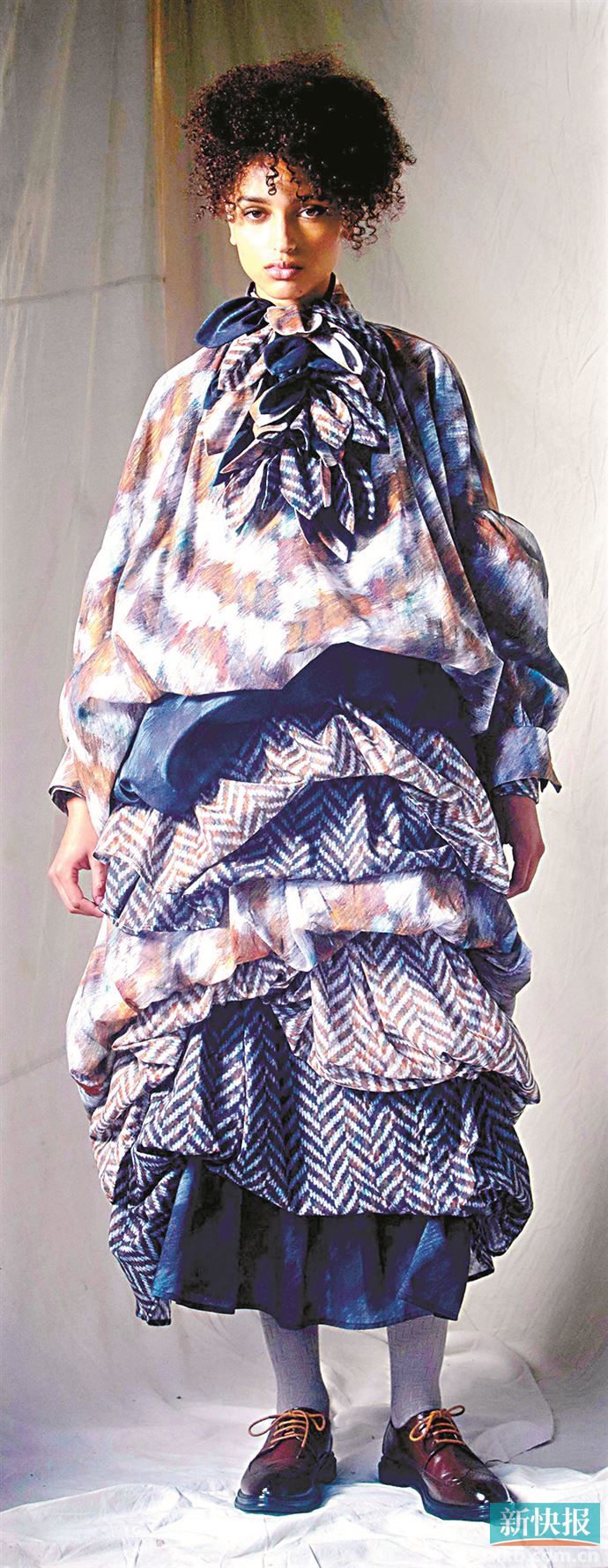 分层堆叠设计让不同元素跃然裙摆，造型穿搭的视觉效果更显丰盈。