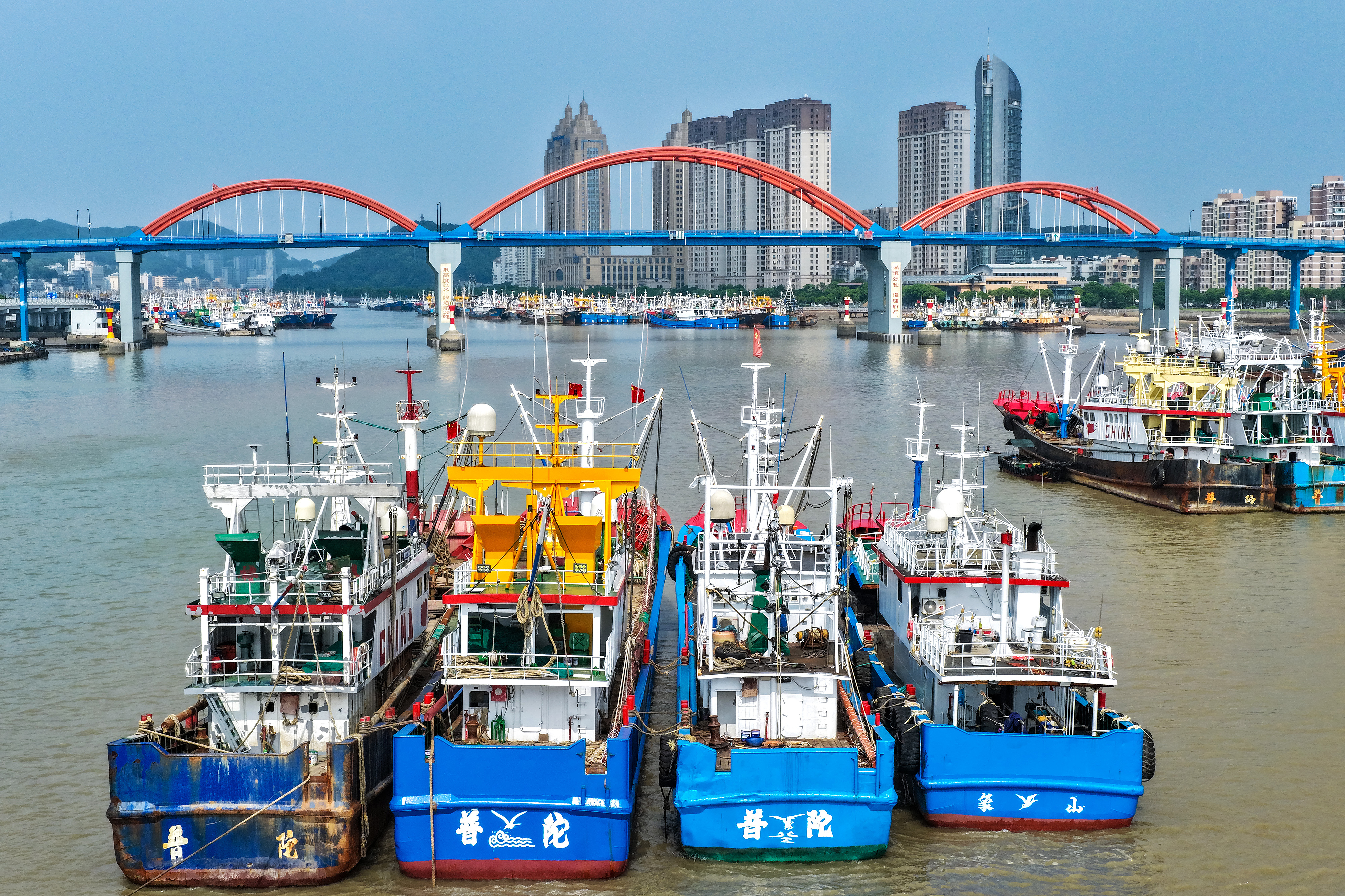 2026年5月28日，浙江舟山，沈家门渔港内数千艘渔船锚泊港内，连绵成片。