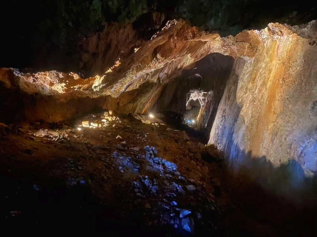 长岭瓷石矿遗址：小坞里溪谷瓷石开采加工遗址矿洞