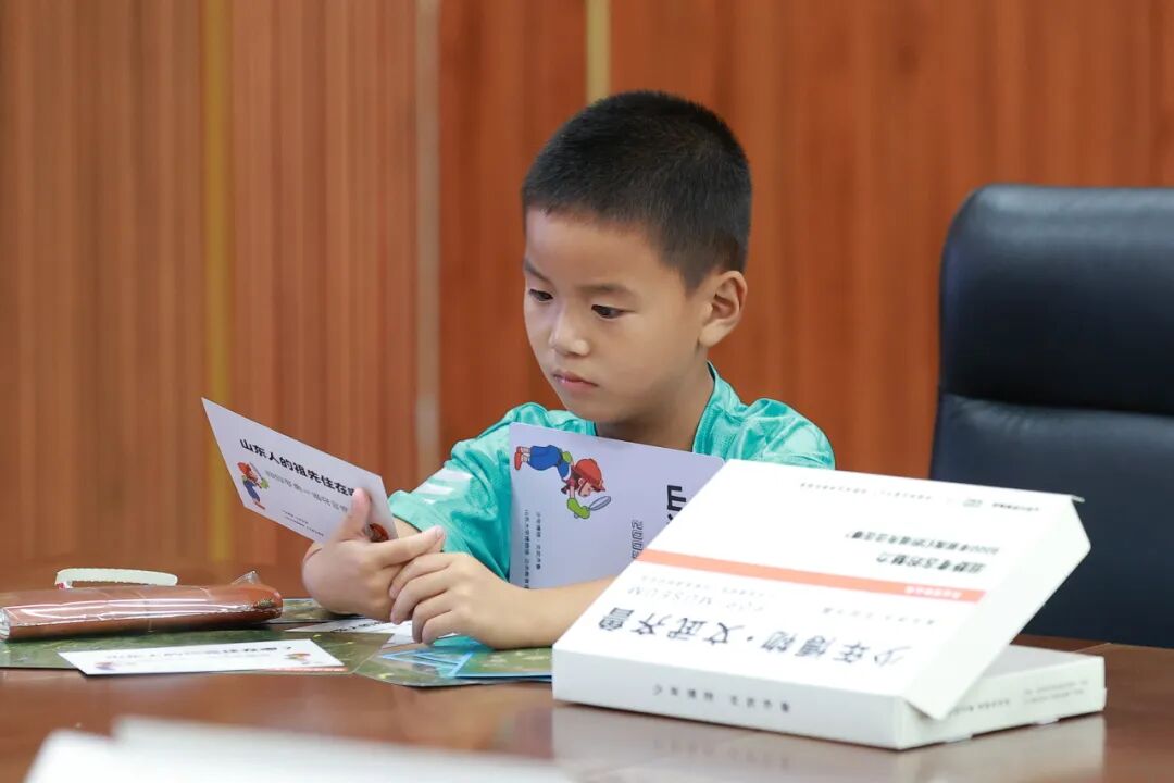 孩子们认真听讲，仔细阅读和分析一场田野调查的成果